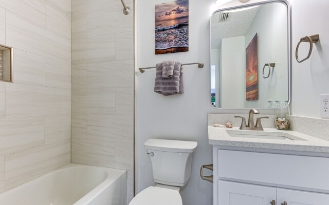 Fernandina Beach Townhome, Steps to Public Beach