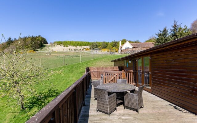 Woodpecker Lodge With Hot Tub Near Cupar, Fife