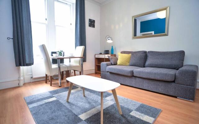 Modern Flat in Rosemount City Centre