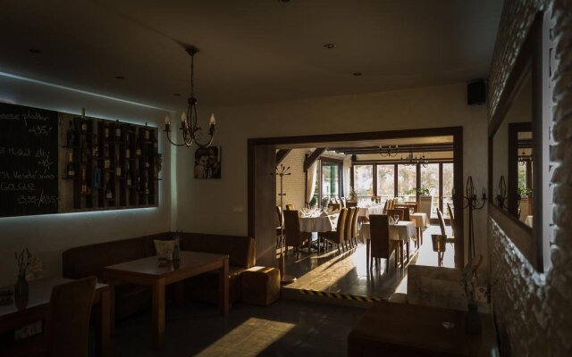 eL Cafe Bar & Restaurant