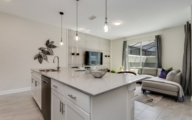 4bed 3Ba Storey Lake Home w. Pool