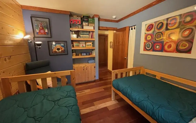 21gs - Log  - Pets Ok - Sleeps 6 3 Bedroom Home by RedAwning