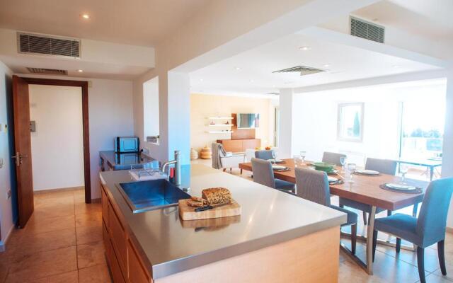 Amathus suite with sea view