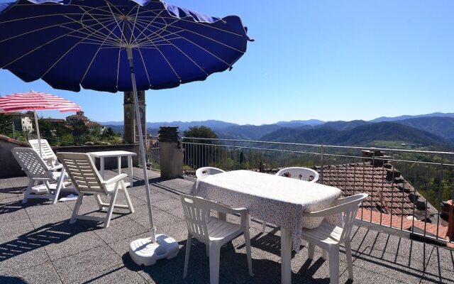 20 km from the 5 Terre, in a small town, 3-room apartment, terrace with view