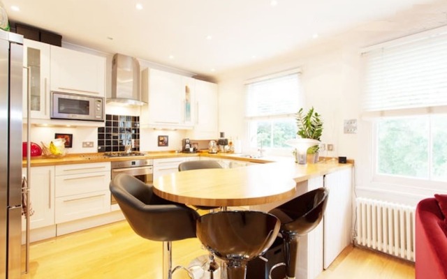 Private Apartment Earl's Court