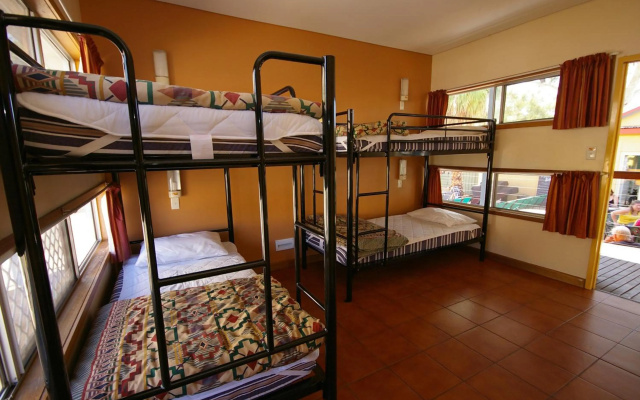 Red Rock Hostel – Guest Rooms – Alice Springs