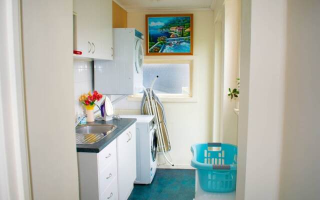 Welcoming 4 Bedroom Family Home in Meadowbank