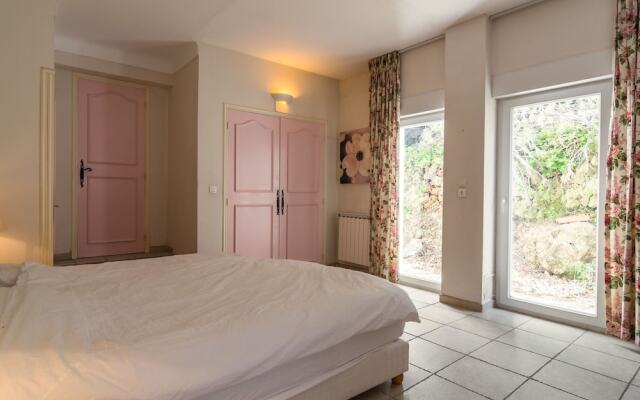 Spacious Villa in La Gaude With Swimming Pool