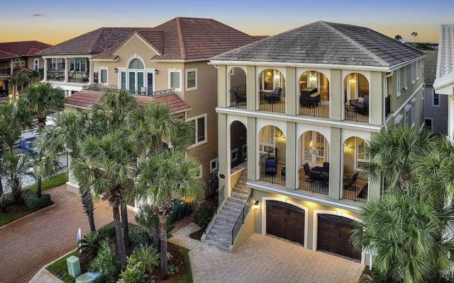 Villa Playa by RedAwning