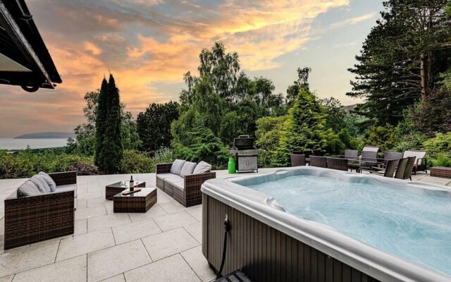 Delightful Holiday Home With sea Views and Hot Tub