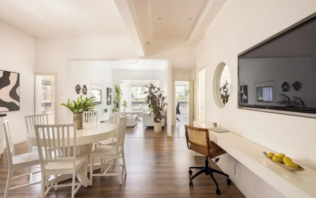 Heart of TLV Elegant Home by Sea N' Rent
