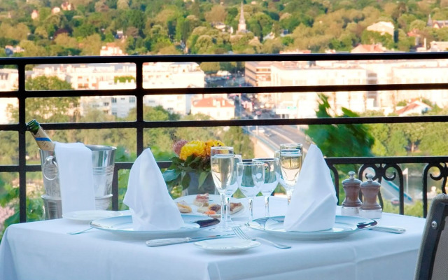 Pavillon Henri IV Hotel Restaurant Gastronomique Terrasse