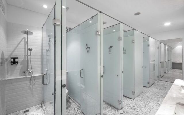 KINI Luxury Capsule - Hostel