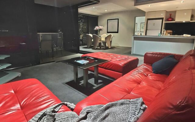 Circle on Cavill Luxury 2-Bedroom Ocean Views