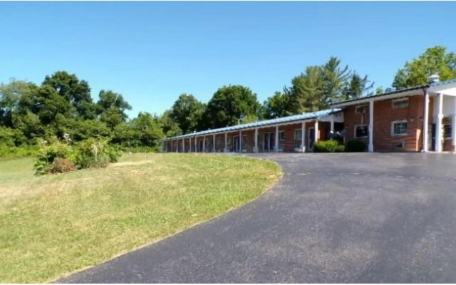 Hotel O Relax Inn Lewisburg near I-64