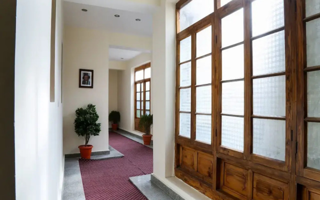 OYO 13223 Hotel Tak
