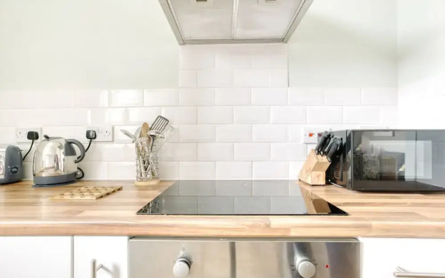 Bright One Bedroom West End Apartment