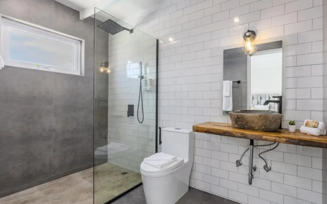 Luxurious Oasis Mins to Beach King Beds Pool