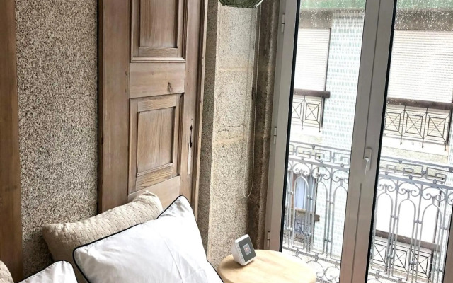 Light Cozy Studio in Bonfim with Romantic Balcony