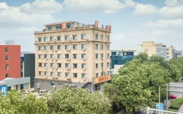 7Days Inn Hotel (Hebi Wanshanglong Building Materials City Railway Station)