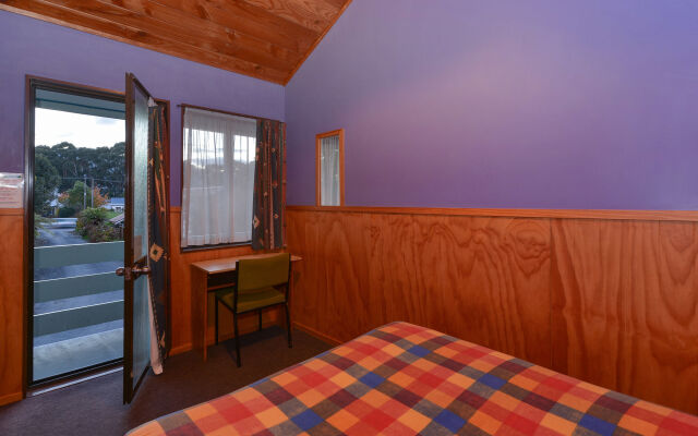 Smoke Lake Hot Springs Lodge and Camp