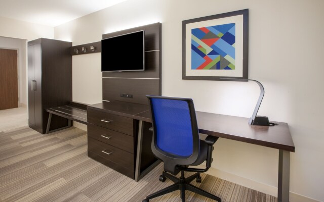 Holiday Inn Express & Suites Lake Forest, an IHG Hotel