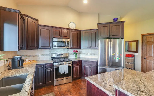 Spearfish Retreat w/ Fireplace + Mountain Views!