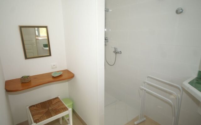 Cozy Holiday Home in Uzer with Swimming Pool