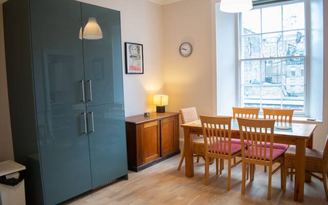 Traditional 3 Bedroom Apartment in Central Edinburgh