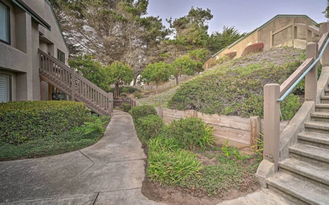 < 1 Mi to Mussel Rock Park! Cliffside Pacifica Gem