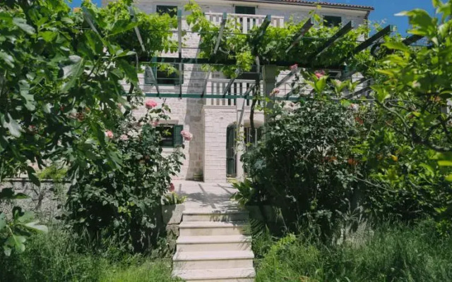 Seafront vacation house w JACUZZI 5 meters from beach