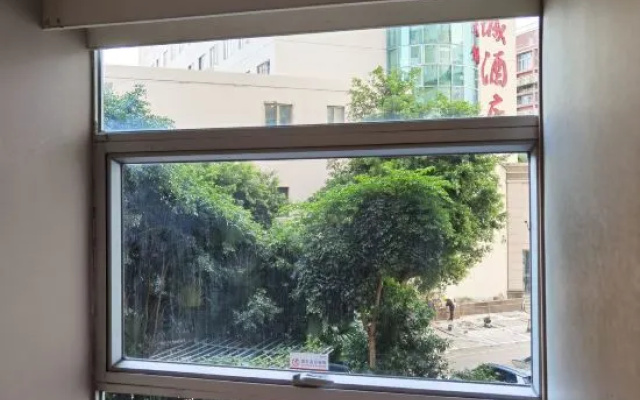 Yayuan Wenjin Hotel (Luohu Port Huangbeiling Subway Station Branch) – Balcony – North District