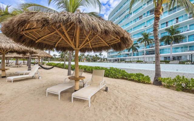 NEW Beachfront Marítima Condos 2 Pools