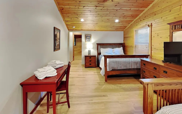 Grand Chestnut Lodge by Taylor Made Deep Creek