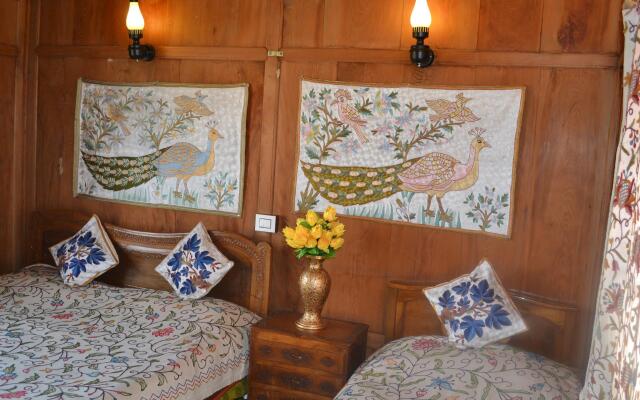 Peacock Houseboats