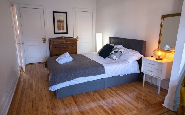 Stunning 2 Bedroom Apt! 3mins Walk From CDN Metro