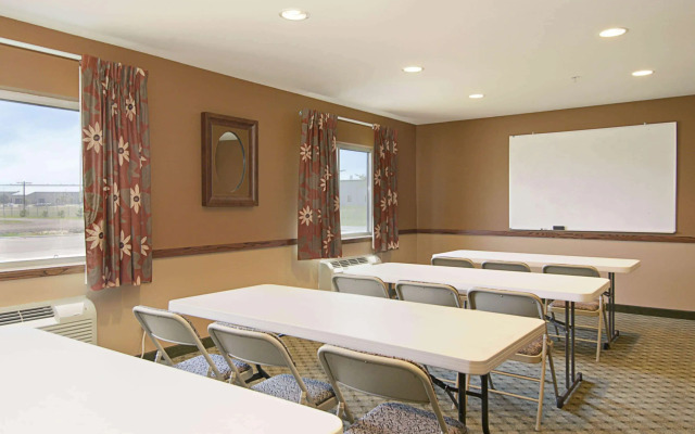 Super 8 by Wyndham Topeka at Forbes Landing