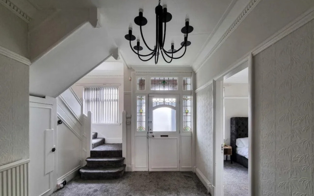 Stunning Detached Hidden King Suite Abode