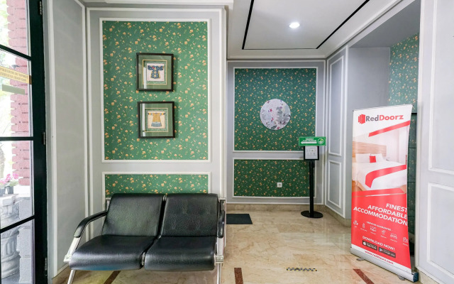 RedDoorz Premium near RS Pondok Indah