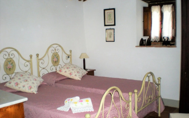 Farmhouse in Cortona With Pool