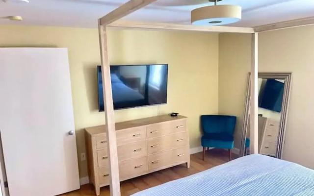 Luxe 1Br + Den: Little Italy Gem