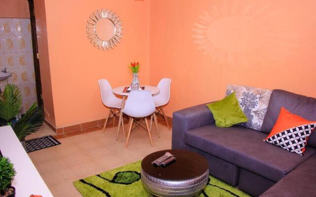 Cozy Homes 1 Bedroom house with Wi-Fi king size bed. Free parking