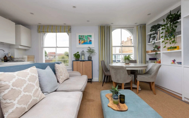 Spacious 3 Bedroom in Notting Hill With Balcony