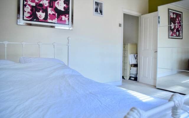 2 Bedroom Wimbledon House With Garden