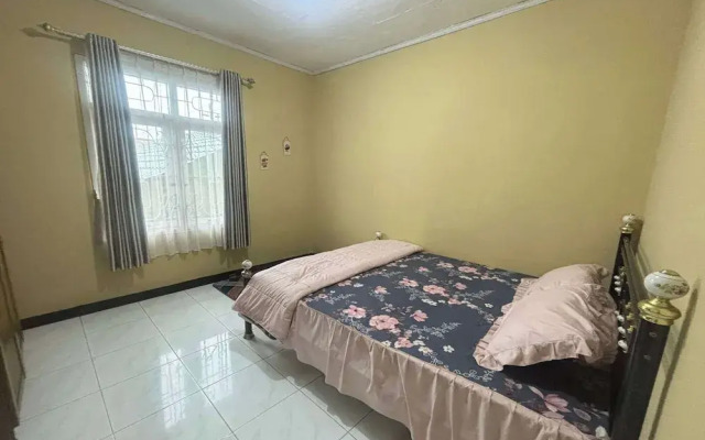 OYO 94841 Alodia Homestay Family