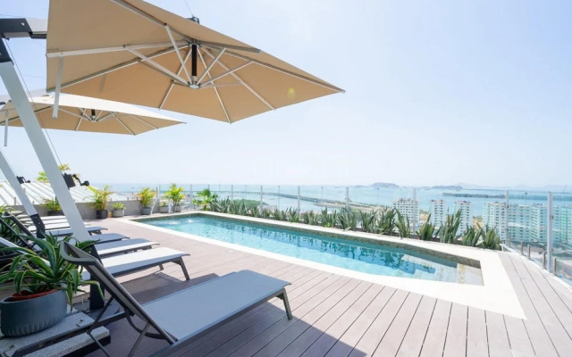 w Exceptional 1BR With Balcony in Casco View