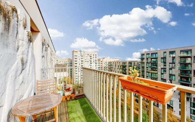 Lovely 2 bedroom flat with balcony in Stratford