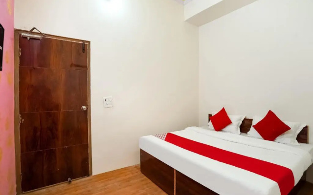 Hotel The Golden Crown by OYO Rooms