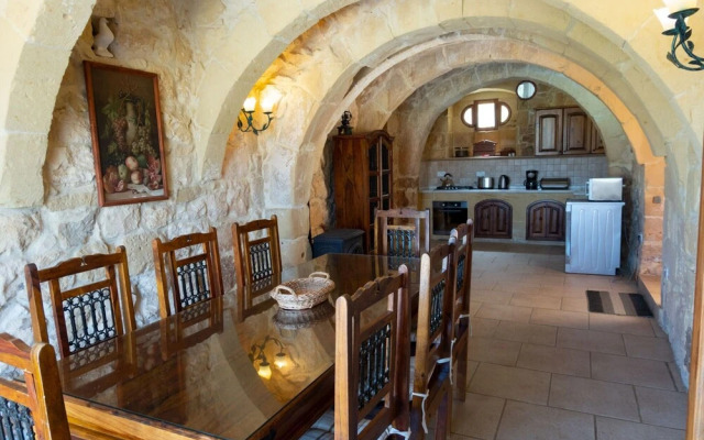 Villeleynah Amazing Gozitan Villa + Pool