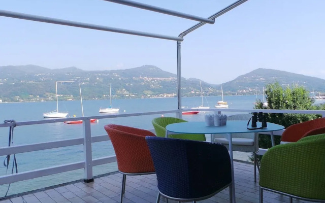 Contemporary Lakeside Villa Enjoying Direct Lake Access, Wifi, BBQ, Near Restaurant and Shop